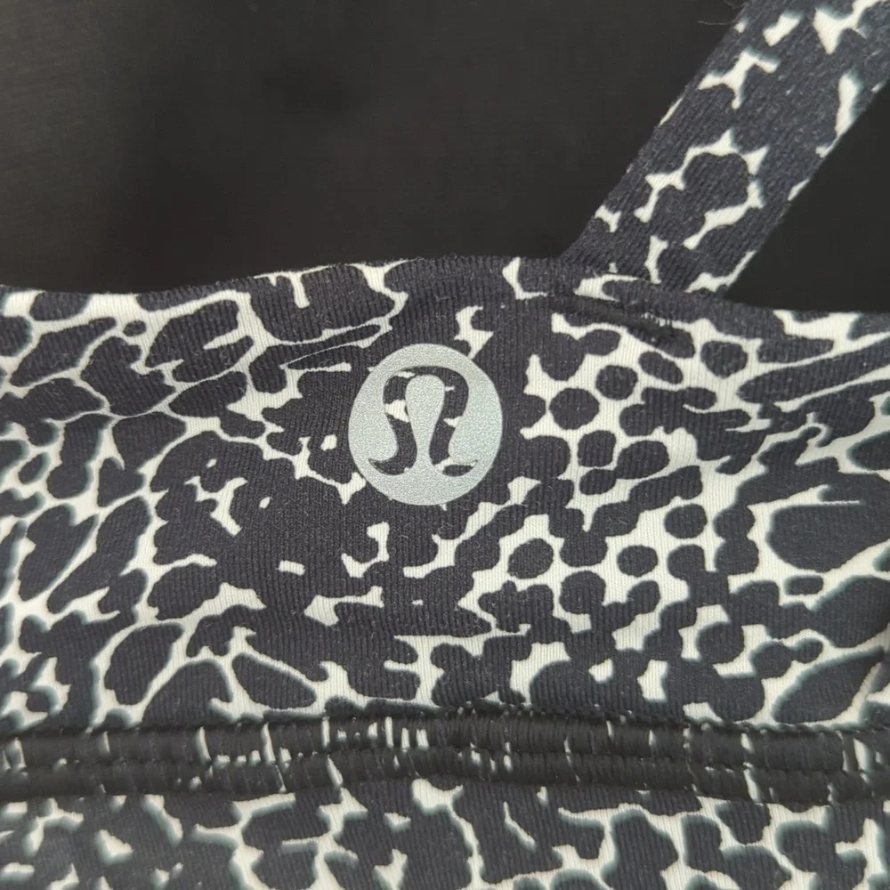 Size 4 Lululemon Strappy Criss Cross Back Sports Bra - Picture 5 of 6